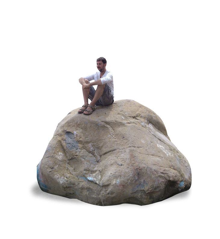 uomo sopra la roccia